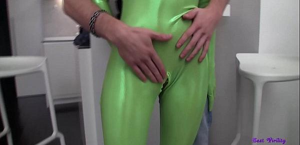 600px x 290px - Scopa la fidanzata che indossa un costume molto fetish in latex verde 2092 Porn  Videos