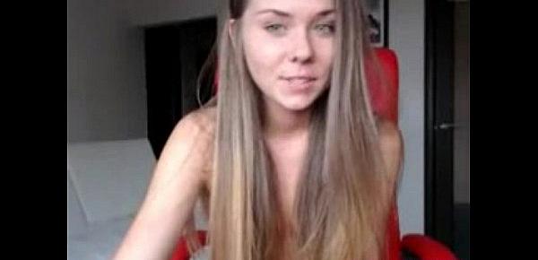 Russian beauty teases her pusshole on the webcam
